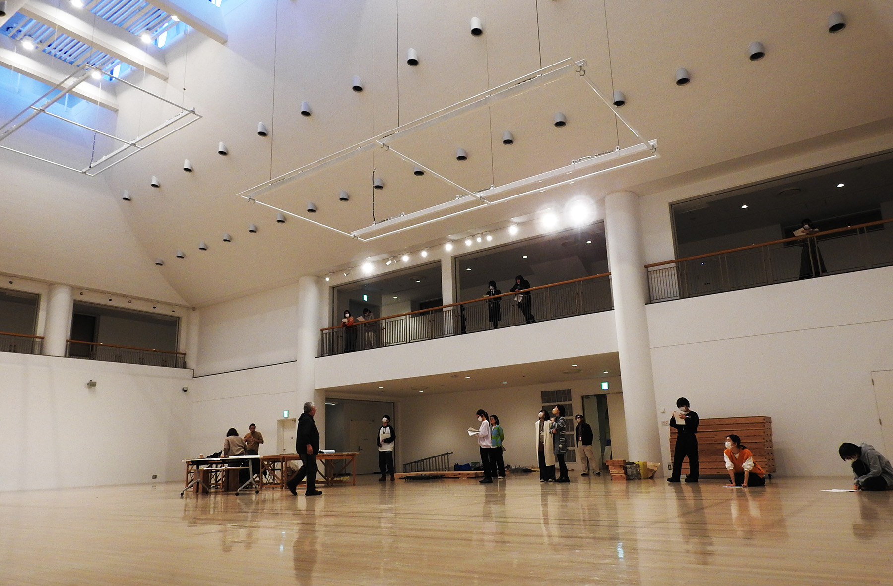 秋田県内の高校生が美術の達人から学ぶ「現代美術実践講座（空間に描く）」レポート